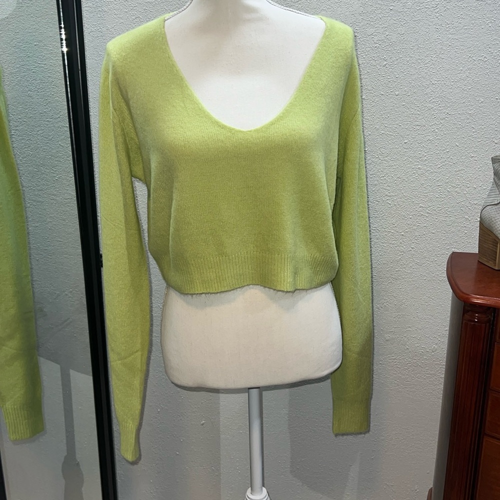 Deep V soft cropped lightweight sweater muted lime 🍋‍🟩 green